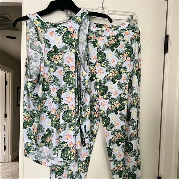Super Cute Tommy Bahama Tropical PJs large top medium bottoms NWT - Picture 2 of 9